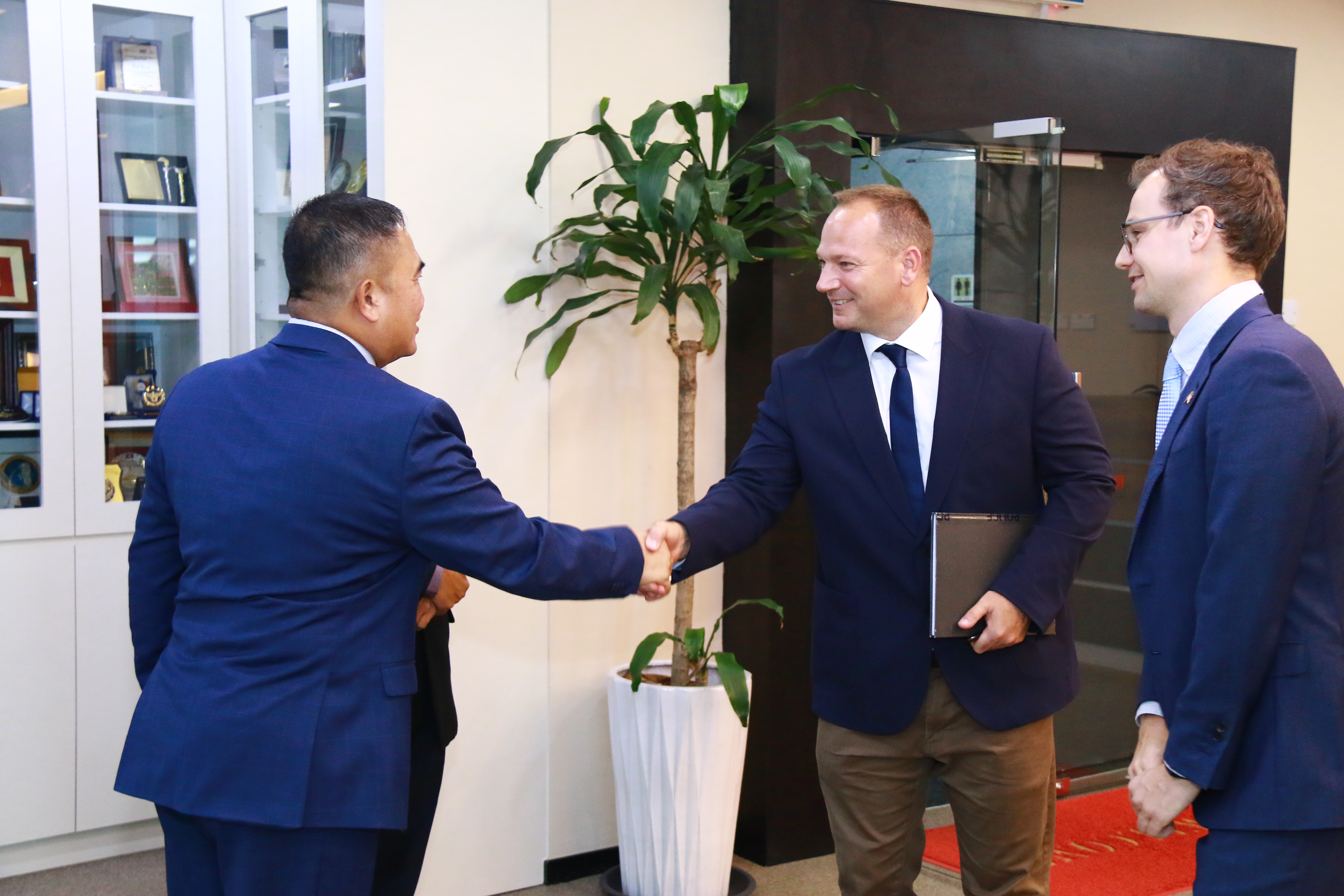 BAN THƯ KÝ ASEANAPOL CHÀO MỪNG SỨC MẠNH LIÊN LẠC CẢNH SÁT CHỐNG KHỦNG HOẢNG CỦA ANH QUỐC THAM QUAN