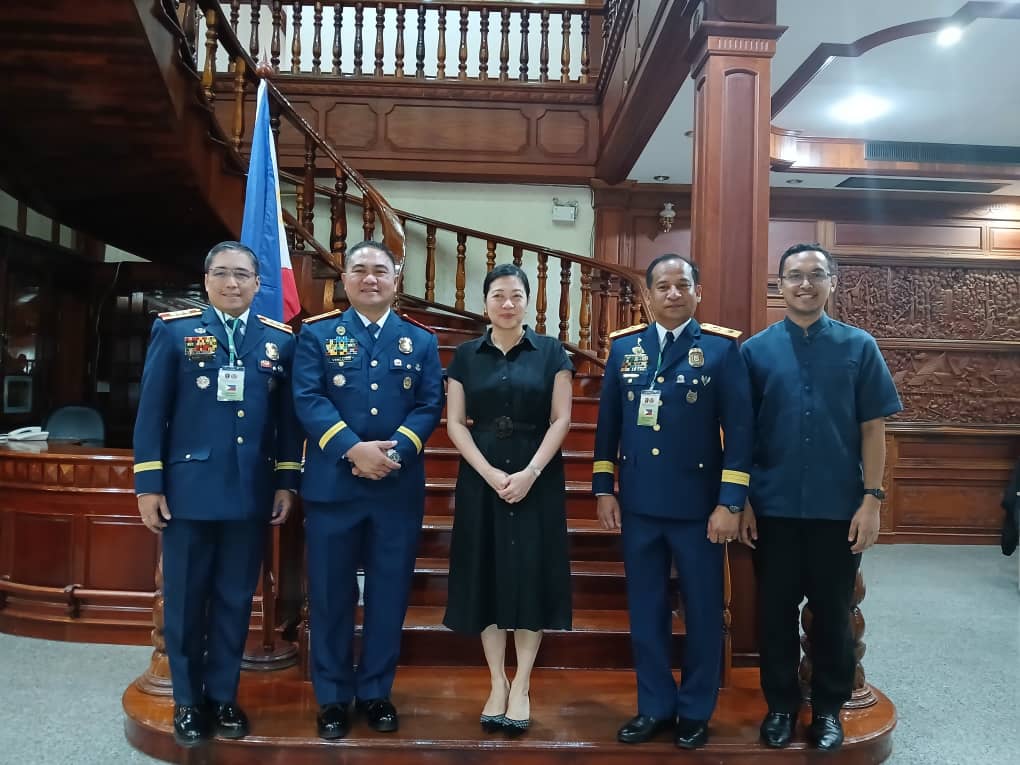 Giám đốc Điều hành Ban Thư ký ASEANAPOL và Giám đốc Kế hoạch PNP Chuyến thăm làm việc với Đại sứ Philippines tại Lào